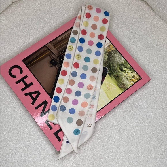 CHANEL Other - Chanel silk twilly